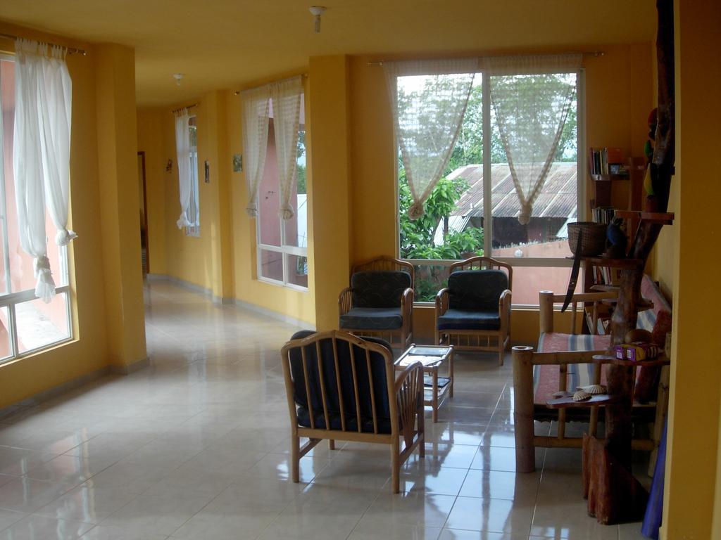 Hostal Tena Naui Zewnętrze zdjęcie