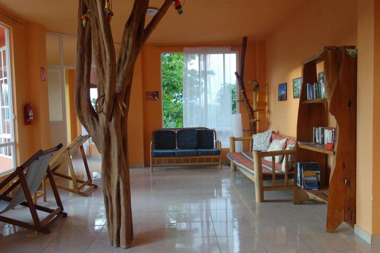 Hostal Tena Naui Zewnętrze zdjęcie