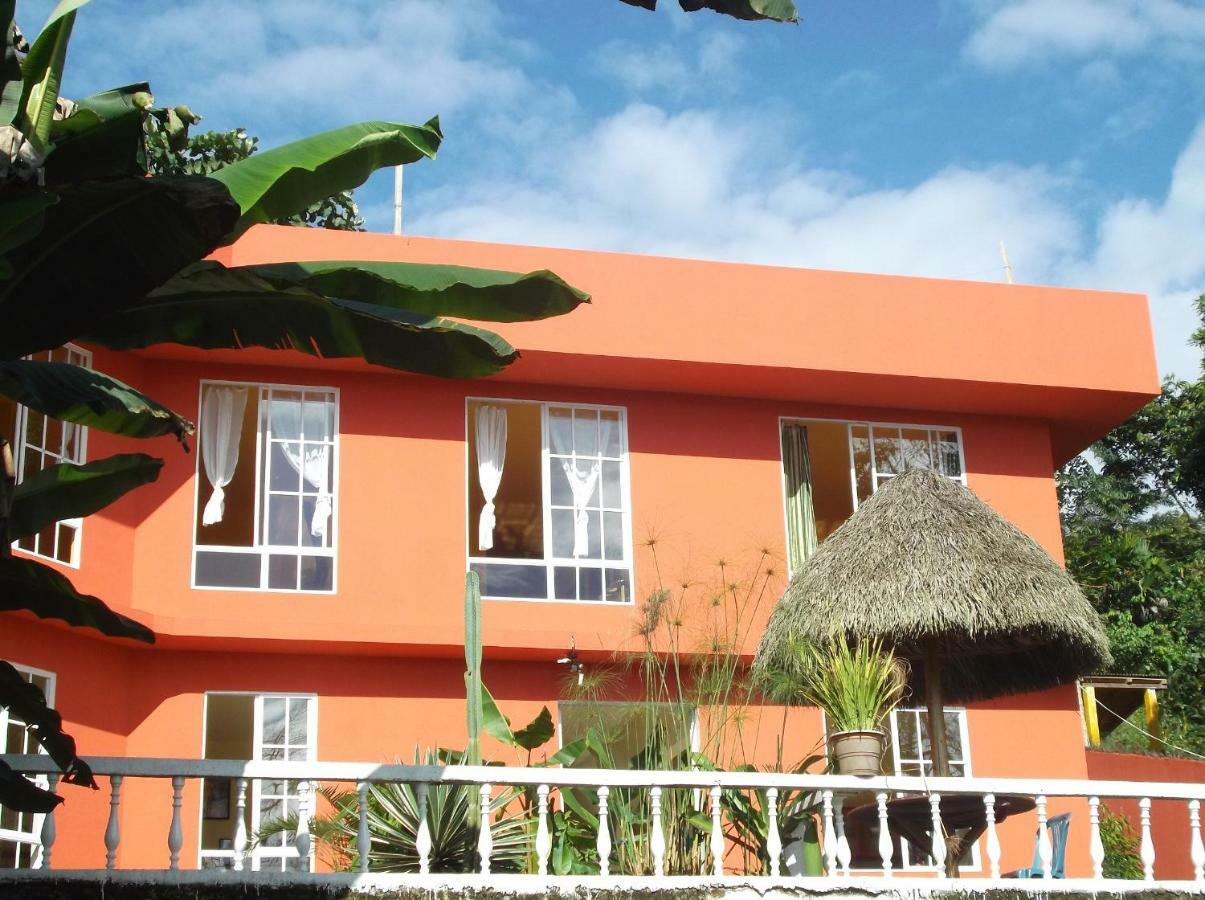 Hostal Tena Naui Zewnętrze zdjęcie